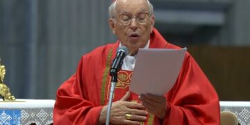Cardenal Giovanni Battista Re llama a mantener la unidad de la Iglesia en misa previa al cónclave