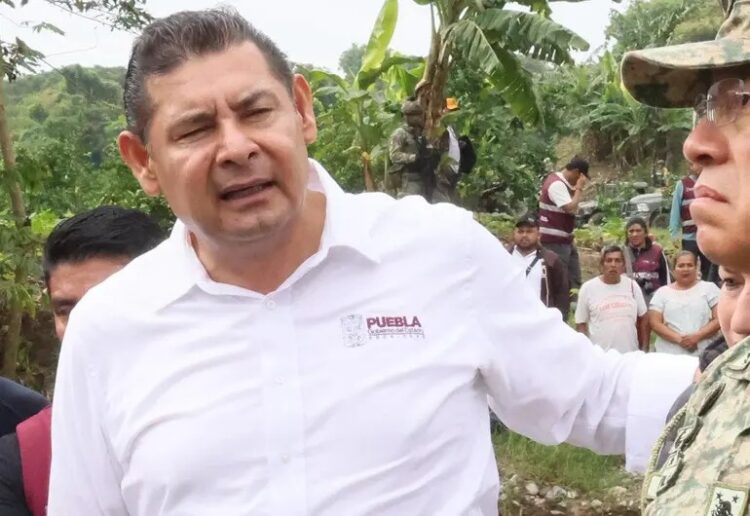 Gobernador de Puebla atiende emergencia tras desbordamiento del río Pantepec