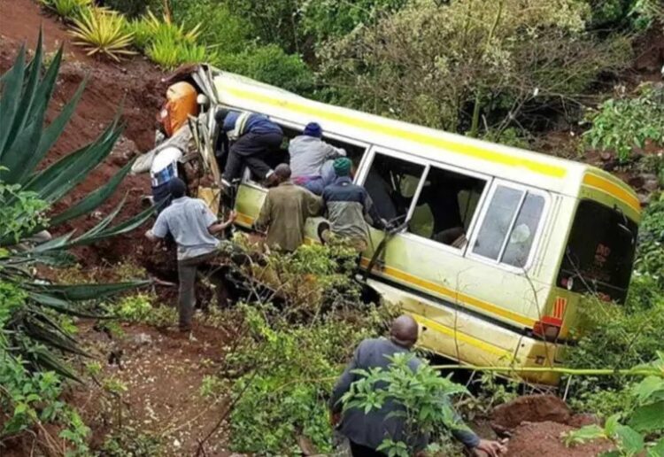 Al menos 38 muertos tras choque entre autobús y microbús
