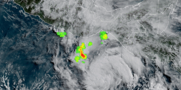 Tormenta tropical Erick agarra fuerza y chocará como huracán categoría 2 en México