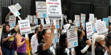 Realizan organizadores a favor del vapeo mitin afuera del Senado de la República