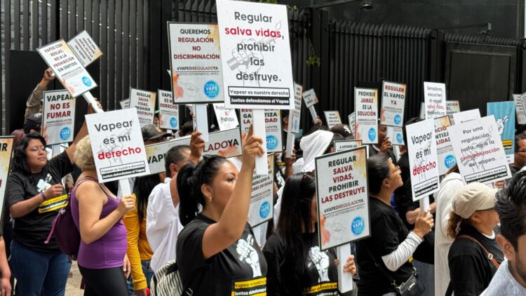Realizan organizadores a favor del vapeo mitin afuera del Senado de la República