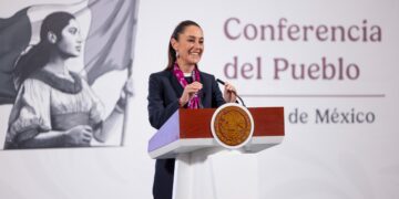 Sheinbaum firma decretos para mejorar movilidad docente y garantizar pensiones dignas