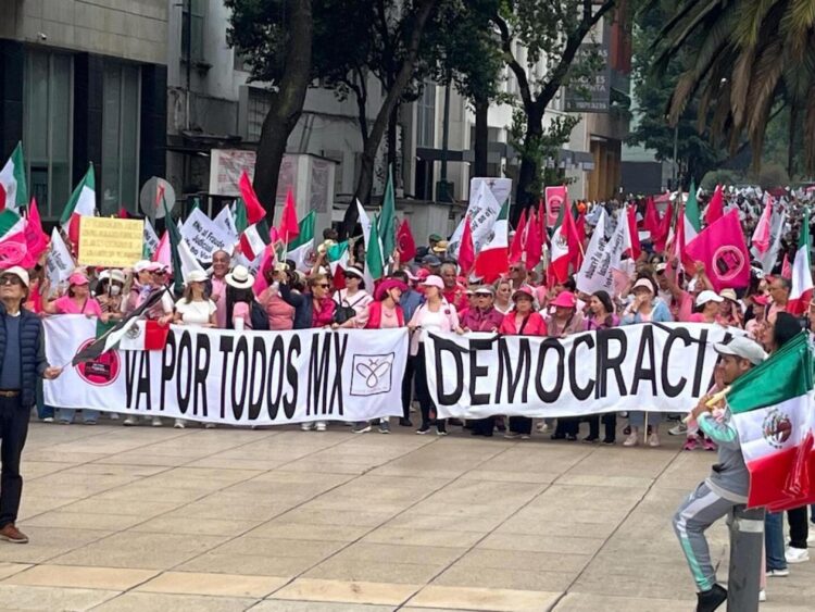 Domingo negro: ciudadanos marchan en CDMX contra la elección del Poder Judicial