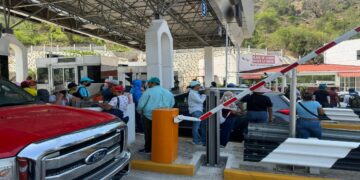 Maestros de la CETEG toman caseta de La Venta y piden 50 pesos por cruzar