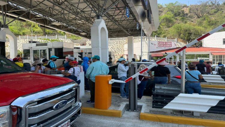 Maestros de la CETEG toman caseta de La Venta y piden 50 pesos por cruzar