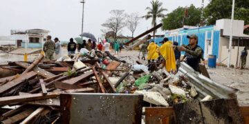 CFE reporta afectaciones por huracán Erick en Oaxaca; más de 120 mil usuarios sin luz