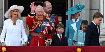 Desfile de cumpleaños de Carlos III rinde homenaje a víctimas de accidente de avión en India