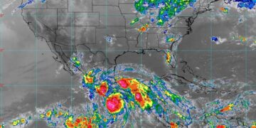 Huracán Erick baja a categoría 1 pero mantiene lluvias torrenciales en Guerrero y Oaxaca