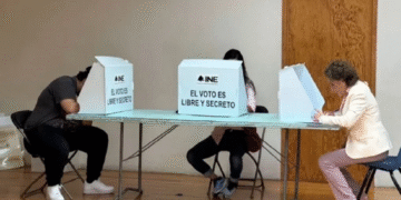 Elección judicial: Beatriz Gutiérrez Müller y su hijo acuden a votar en una casilla de la CDMX