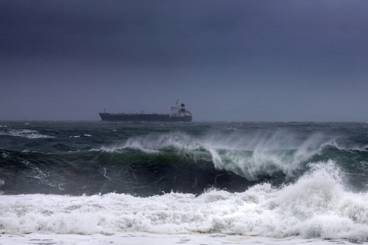 Huracán Erick toca tierra en Oaxaca con rachas de viento de hasta 250 km/h