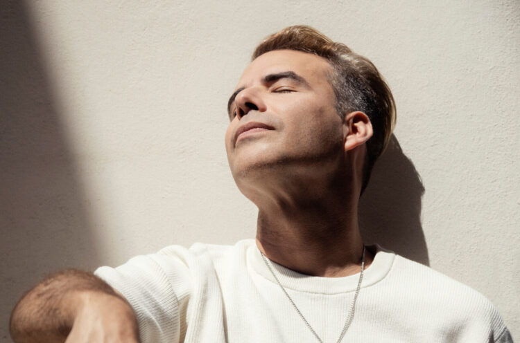 YEY-R Y SU DESGARRADORA BALADA «EL CIELO LLORA CONMIGO»