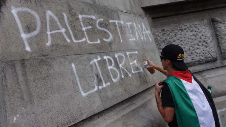 Manifestantes pro-Palestina pintarrajean Ángel de la Independencia durante manifestación
