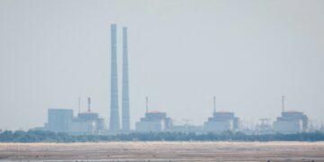 Rusia presume bombardeo a base aérea en Ucrania, pero denuncia ataque contra central nuclear