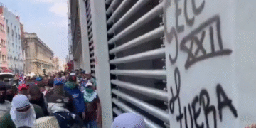 Presuntos profesores de la CETEG irrumpen en sede del SNTE y queman objetos