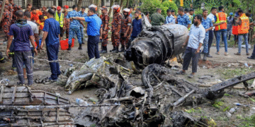 Al menos 19 muertos tras estrellarse avión militar sobre escuela en Daca, Bangladesh