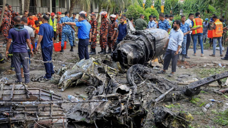 Al menos 19 muertos tras estrellarse avión militar sobre escuela en Daca, Bangladesh