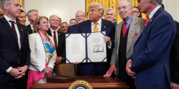 Trump firma ley contra fentanilo y lanza mensaje a cárteles