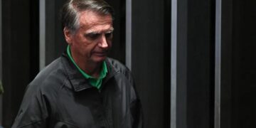 La Corte Suprema de Brasil impone a Bolsonaro la tobillera electrónica y le prohíbe usar redes sociales
