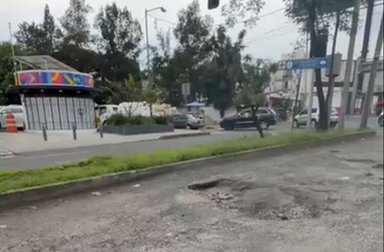 Colonos de Tecamachalco piden atención urgente a crisis de baches y socavón en Naucalpan