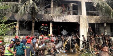Sube a 27 el número de víctimas tras caída de avión en escuela de Bangladesh
