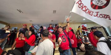 CNTE toma edificio de la SEP y advierte: “Si no hay solución, aquí nos quedamos”