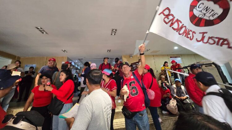 CNTE toma edificio de la SEP y advierte: “Si no hay solución, aquí nos quedamos”