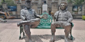 Retiran escultura de Fidel y el Che en la colonia Tabacalera