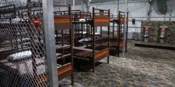 Consulado de México en Miami visita a los 14 connacionales detenidos en “Alligator Alcatraz”; no detectan hacinamiento