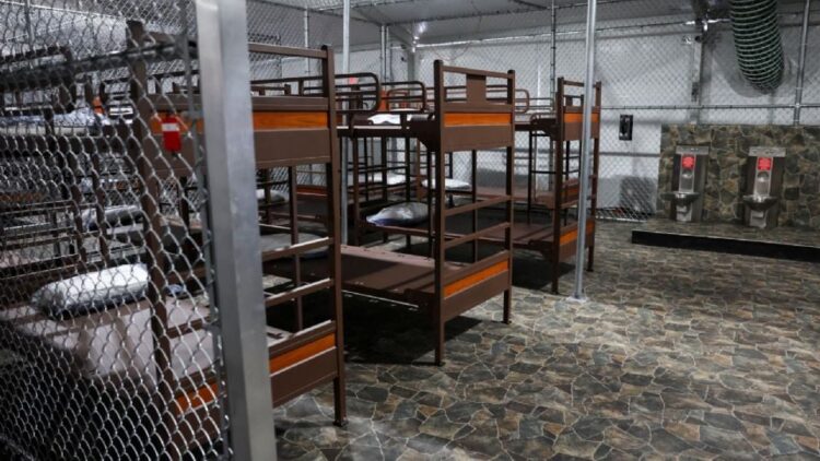 Consulado de México en Miami visita a los 14 connacionales detenidos en “Alligator Alcatraz”; no detectan hacinamiento