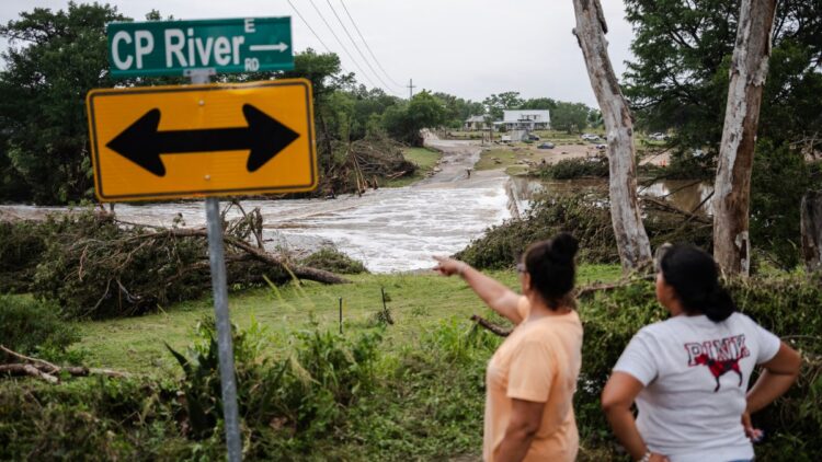 Sube a 59 la cifra de muertos por inundaciones en Texas; buscan a 27 niñas desaparecidas