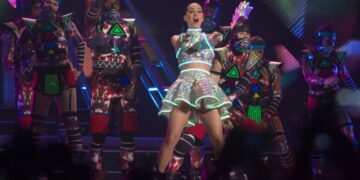 Katy Perry casi cae de su mariposa voladora en concierto