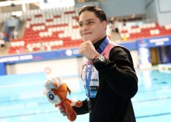 Osmar Olvera gana la plata en trampolín de 1 metro