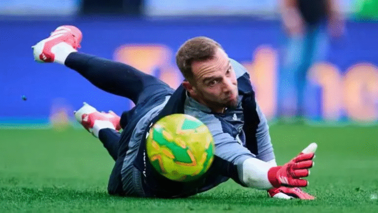 El portero español Pau López deja al Toluca y apunta a regresar al Betis