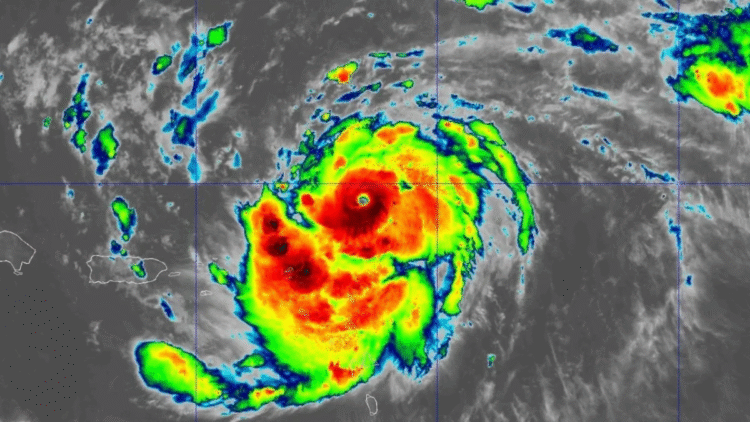 ‘Erin’ se vuelve poderoso y roza huracán Categoría 5