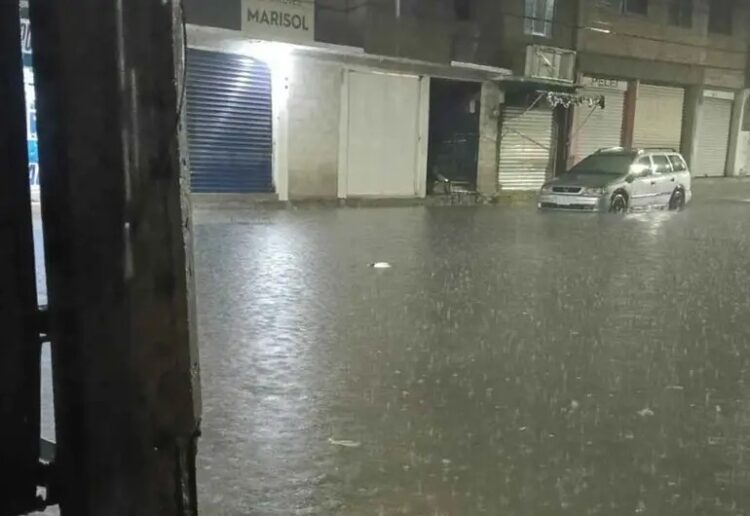 Madrugada lluviosa en CDMX y Edomex deja calles y viviendas bajo el agua