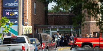 Tiroteo en una escuela católica de Minneapolis deja 2 muertos y 17 heridos