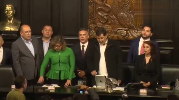 De los gritos y golpes pasan a las denuncias; Alejandro Moreno se lanza contra Noroña