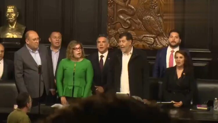 ¿Podrían Alejandro Moreno y Fernández Noroña ser sancionados por su pelea? Esto dice la ley