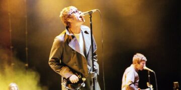 Cantante de Oasis arremete contra ayuntamiento de Edimburgo por criticar a sus fans