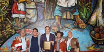 Patronato de Tamaulipecos en la CDMX entregan Reconocimiento por su labor a Alejandro Rábago