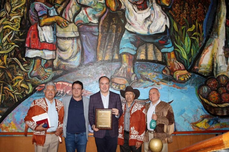Patronato de Tamaulipecos en la CDMX entregan Reconocimiento por su labor a Alejandro Rábago