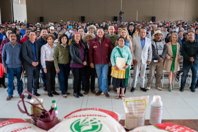 Entrega fertilizante Gobierno de Toluca y refuerza alianza con campo