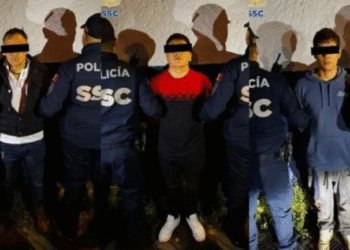 Arrestan a tres hombres en posesión de arma y droga en Lomas de Becerra