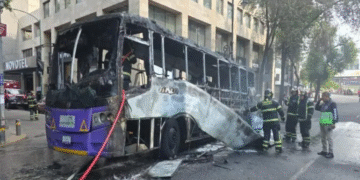 Autobús de transporte público se incendia en el Centro Histórico
