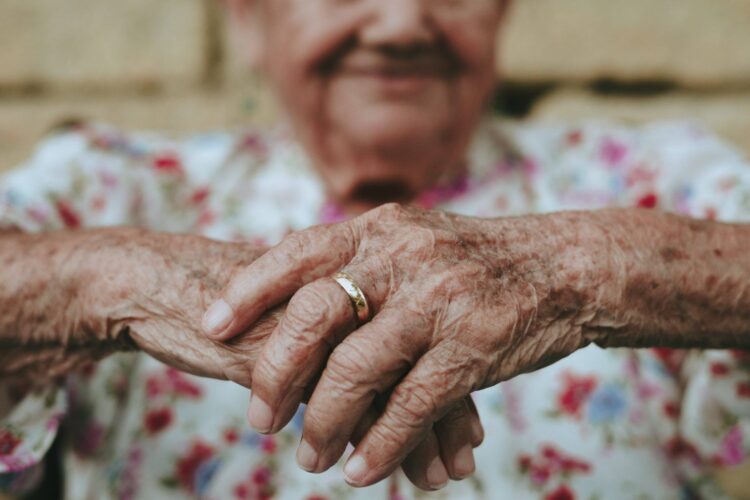 La fragilidad en la vejez puede ser heredable; de acuerdo con una nueva investigación