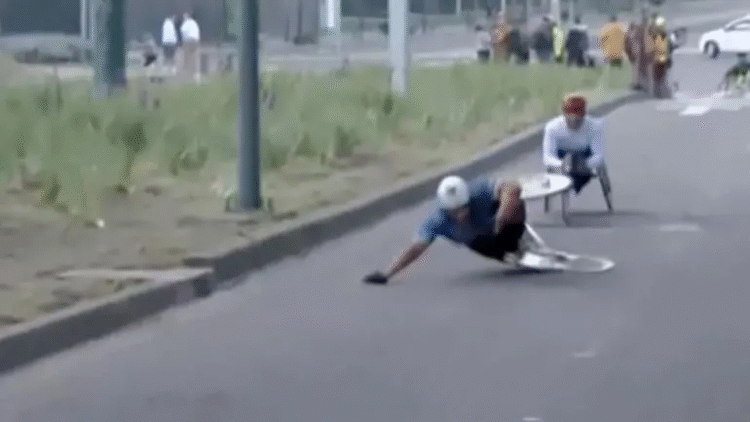 Caída de atletas en silla de ruedas en el Maratón de la CDMX desata críticas por baches