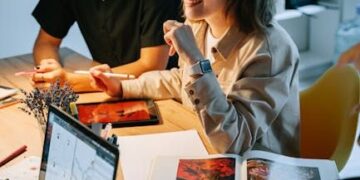 Las carreras en línea con más demanda en 2025 son en tecnología, diseño, negocios y educación según UMAD