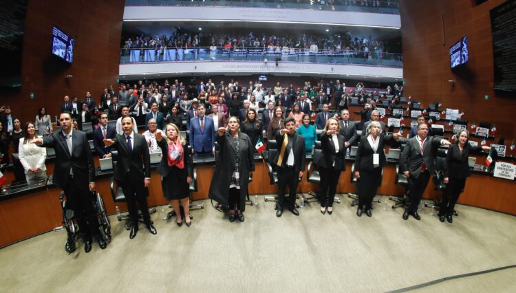 Concluye  sesión en el Senado tras seis horas de toma de protestas de 875 jueces, ministros y magistrados