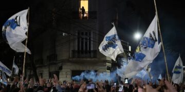 Cristina Fernández celebra desde su balcón el triunfo peronista ante cientos de seguidores